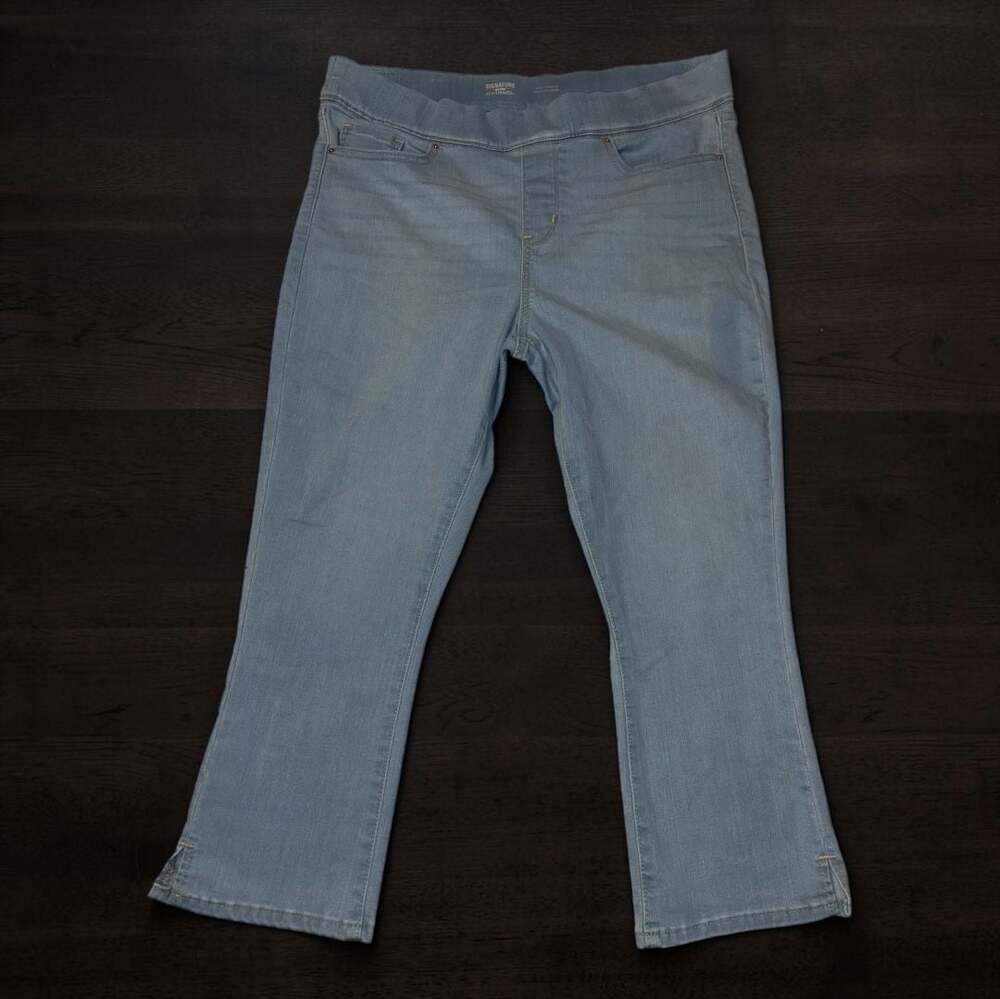 Signature by Levi Strauss & Co. Totally Shaping Pull-On Capri Jeans Size 14
